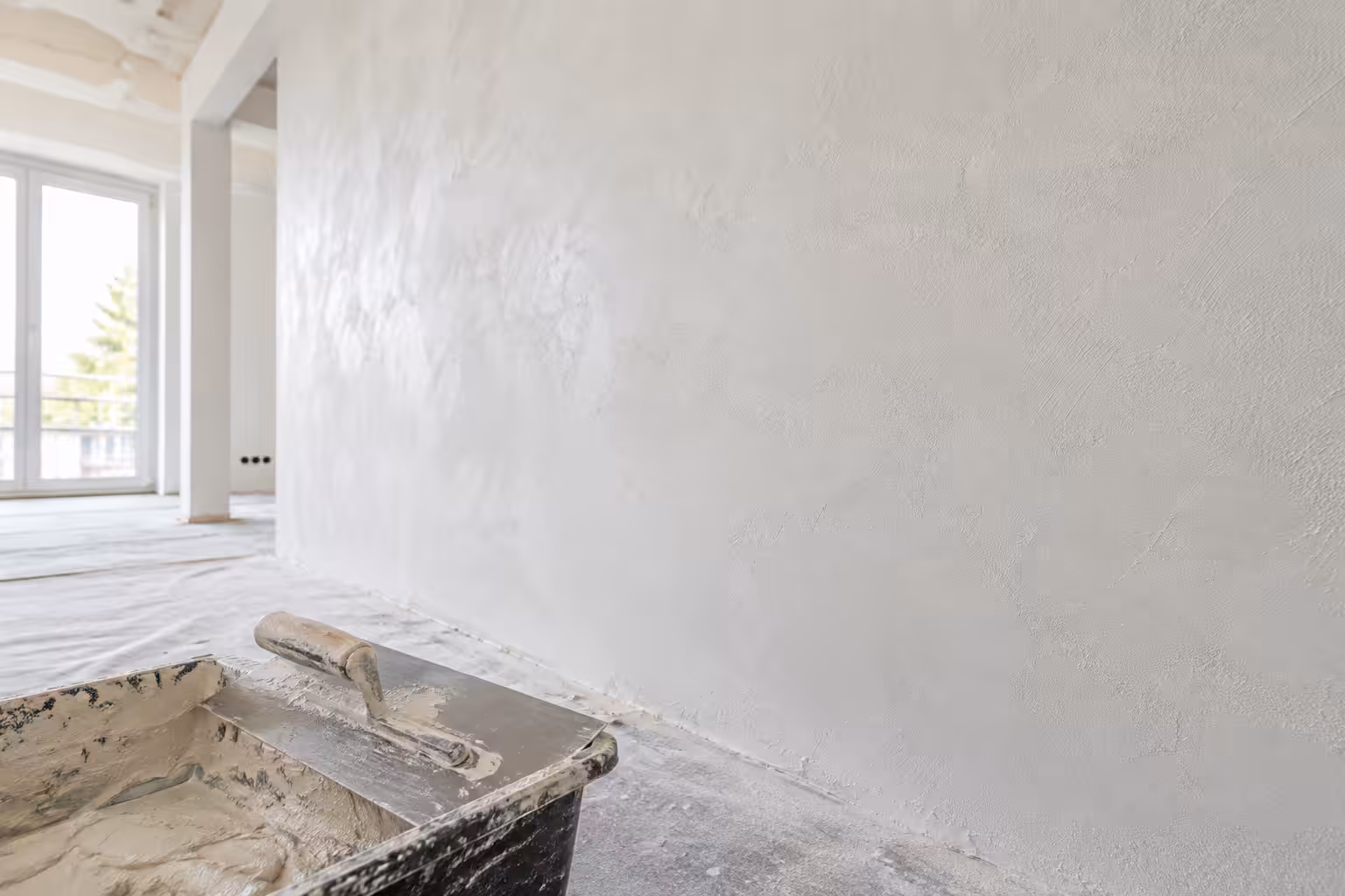 Frisch verputzte Innenwand mit Glättkelle