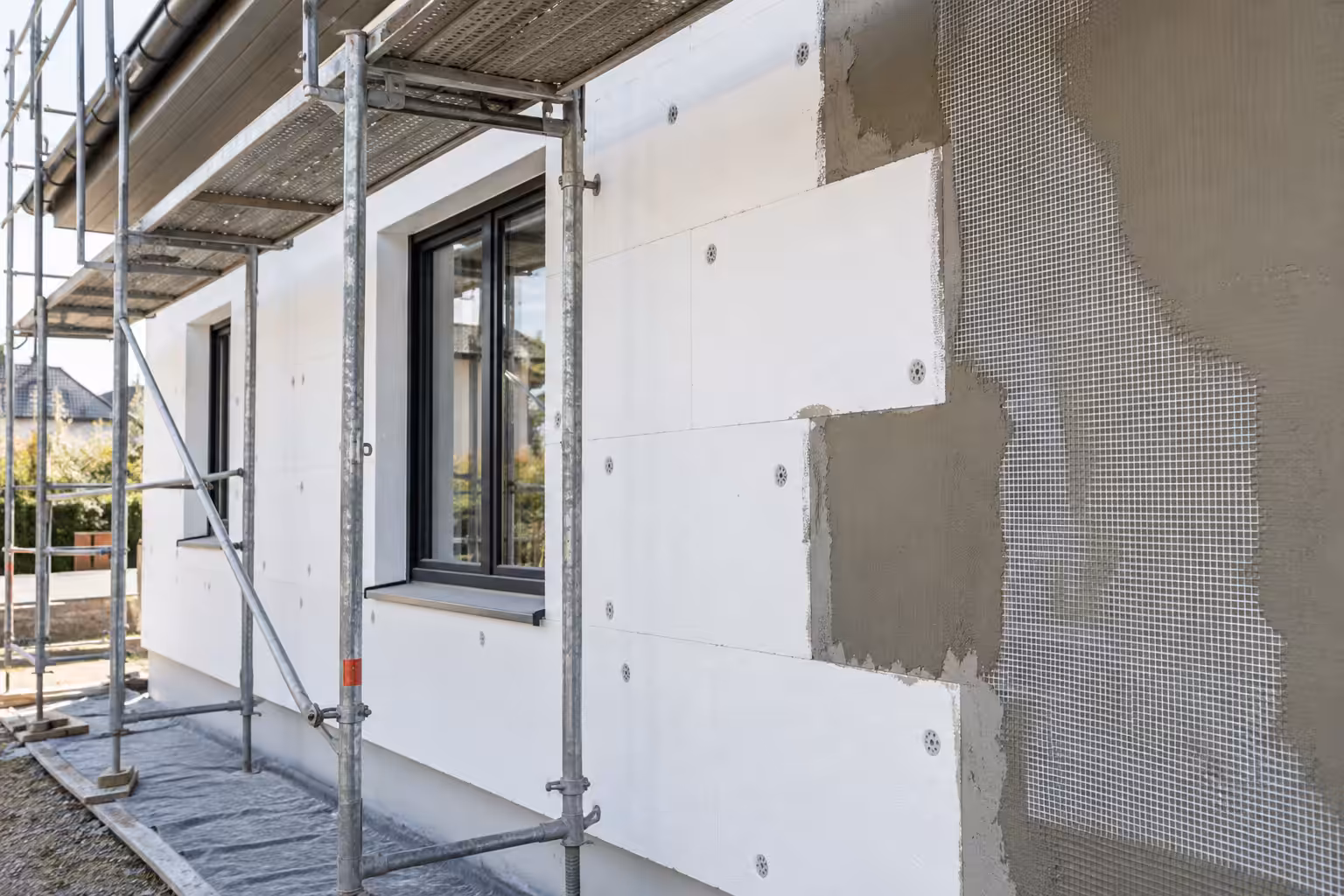Wärmedämmverbundsystem: Dämmplatten mit Armierungsgewebe an der Fassade