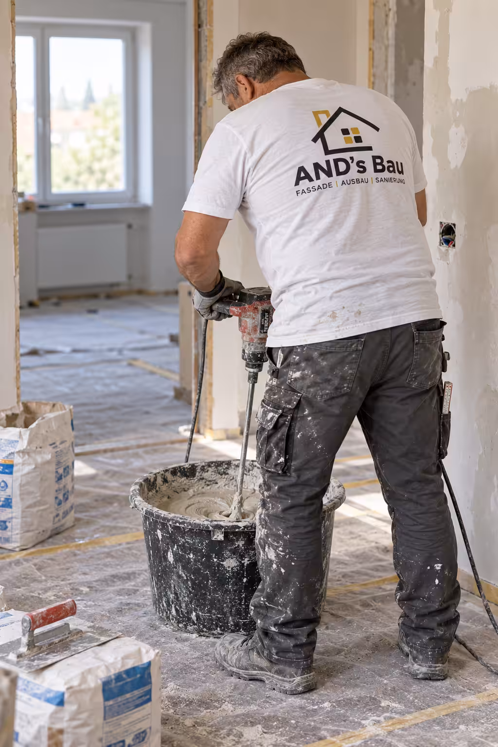 Handwerker von AND's Bau rührt Putz im Eimer an